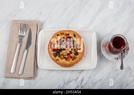 Türkische Küche Hackfleisch Mini Pizza. Blätterteig Mini Pizza mit Tomaten, Pfeffer und gehackt. Stockfoto