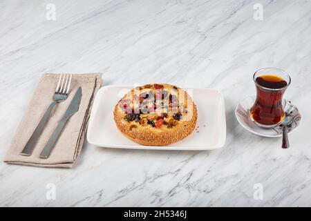 Türkische Küche Hackfleisch Mini Pizza. Blätterteig Mini Pizza mit Tomaten, Pfeffer und gehackt. Stockfoto