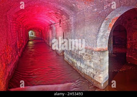 Großbritannien, West Yorkshire, Leeds, Granary Wharf, Der Tunnel Komplex der dunklen Bögen unterhalb des Bahnhofs Leeds. Stockfoto