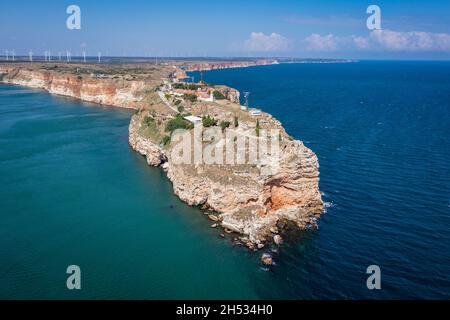 Luftdrohnenaufnahme des Kaps von Kaliakra in der südlichen Region Dobruja an der nördlichen bulgarischen Schwarzmeerküste Stockfoto