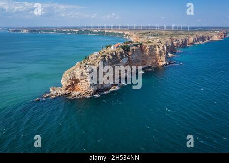 Luftdrohnenaufnahme des Kaps von Kaliakra in der südlichen Region Dobruja an der nördlichen bulgarischen Schwarzmeerküste Stockfoto