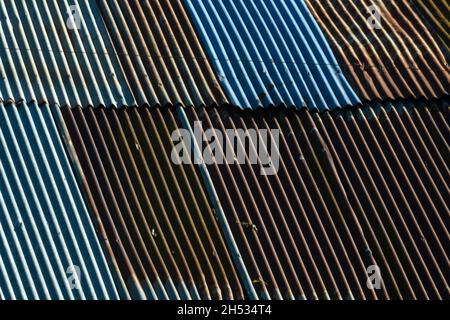 Rosty Wellblech Dach, Auvergne, Frankreich Stockfoto