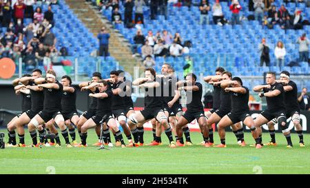 Rom, Italien. November 2021. Die All Blacks spielen den Haka während des Herbst-Nations-Testmatches 2021 zwischen Italien und Neuseeland am 6. November 2021 im Stadio Olimpico in Rom, Italien - Foto Federico Proietti / DPPI Credit: DPPI Media/Alamy Live News Stockfoto