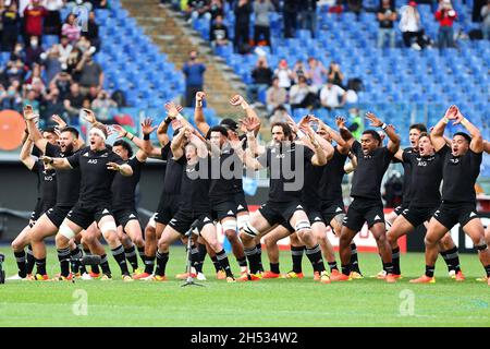 Rom, Italien. November 2021. Die All Blacks spielen den Haka während des Herbst-Nations-Testmatches 2021 zwischen Italien und Neuseeland am 6. November 2021 im Stadio Olimpico in Rom, Italien - Foto Federico Proietti / DPPI Credit: DPPI Media/Alamy Live News Stockfoto