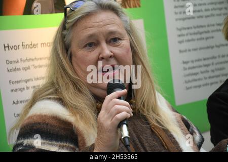 Kastrup/Kopenhagen/Dänemark./06. November 2021/ die dänische Schriftstellerin Benedyket Riis mit ihrem neuen Buch Karen Blixen Vater unter den Indianern (Indianer) auf der Buchmesse 2021 in bella cneter in Capital. (Foto..Francis Joseph Dean/Dean Bilder) Stockfoto