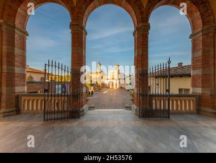 Barolo, Cuneo, Italien - 05. November 2021: Piazza Falletti mit der Pfarrkirche von San Donato vom Archat des Schlosses Falletti aus gesehen, Sitz des Te Stockfoto