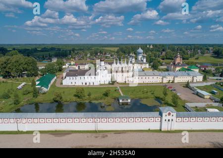 Tichwin Himmelfahrtskloster in Juli Landschaft (Luftaufnahme). Leningrad, Russland Stockfoto