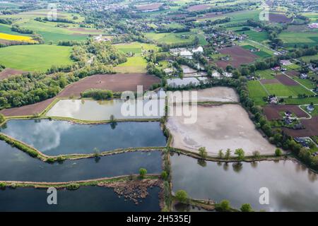 Teiche und Felder im Dorf Miedzyrzecze Gorne im Kreis Bielsko, Woiwodschaft Schlesien in Mittelpolen Stockfoto