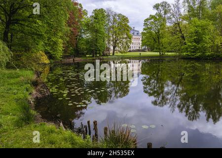 Schloss in Pszczyna Stadt in Schlesien in Polen, Blick von einem Pszczynski Park Stockfoto