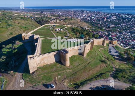 Alte Festung Naryn-Kala vor der Kulisse von Derbent an einem sonnigen Septembertag (Luftaufnahmen). Republik Dagestan, Russische Föderation Stockfoto