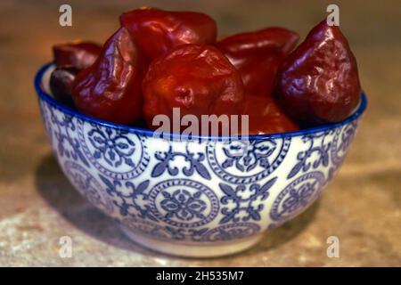 Schale mit violetten UFO-Chilischoten Stockfoto