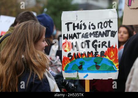 Protest gegen den Klimawandel, Birmingham, Großbritannien. November 2021. Hunderte von Protestierenden versammelten sich im Stadtzentrum von Birmingham, um ihrer Frustration über den Mangel an echten Fortschritten bei den Gesprächen auf der COP26 Luft zu machen. Kredit: Peter Lopeman/Alamy Live Nachrichten Stockfoto