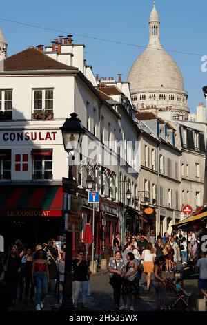 Paris, Frankreich - 2019. Juli: Menschenmassen wandern in der Rue Norvins, einer gepflasterten Straße, die zum Place du Tertre führt, nur wenige Straßen von der Basilika von Montmartre entfernt Stockfoto