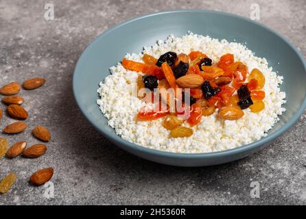 Quark mit getrockneten Früchten auf einem Teller Stockfoto