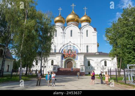 JAROSLAWL, RUSSLAND - 10. JULI 2016: Blick auf die Mariä-Himmelfahrt-Kathedrale an einem sonnigen Julitag. Jaroslawl, Goldener Ring Russlands Stockfoto