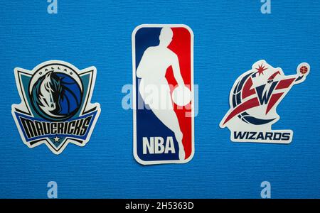 1. Oktober 2021, Springfield, USA, Embleme der Dallas Mavericks und Washington Wizards Basketballteams auf blauem Hintergrund. Stockfoto