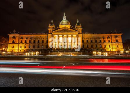 Das beleuchtete historische Gebäude des Bundesverwaltungsgerichts (erbaut zwischen 1888 und 1895) in Leipzig. Stockfoto