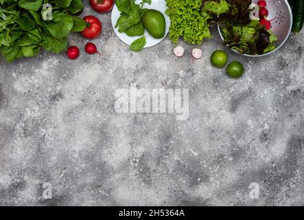 Ausgewogene Ernährung mit frischem Gemüse und Obst auf dem Tisch Stockfoto