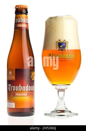 Flasche und Glas belgisches indisches blass Ale Troubadour Magma Bier isoliert auf weißem Hintergrund Stockfoto