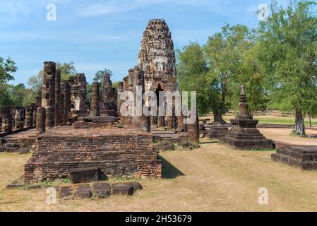 An den Ruinen des alten buddhistischen Tempels Wat Phra Pai Luang. Historischer Park der Stadt Sukhothai, Thailand Stockfoto