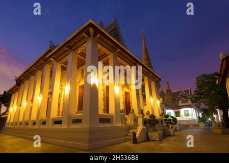 Abend auf dem Territorium des buddhistischen Tempels von Wat Bowonniwet Vihara. Bangkok, Thailand Stockfoto