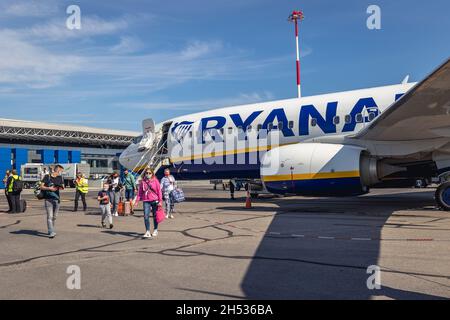 Touristen verlassen Ryanair Boeing 737-800 Flugzeug auf Korfu International Airport Ioannis Kapodistrias in Korfu Stadt, Korfu Insel, Griechenland Stockfoto