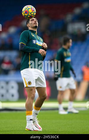 London, Großbritannien. 6. NOVEMBER Raul Jimenez von Wolverhampton erwärmt sich während des Premier League-Spiels zwischen Crystal Palace und Wolverhampton Wanderers am Samstag, 6. November 2021 im Selhurst Park, London. (Kredit: Federico Maranesi | MI Nachrichten) Kredit: MI Nachrichten & Sport /Alamy Live Nachrichten Stockfoto