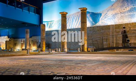 GAZIANTEP, TÜRKEI - 25. OKTOBER 2021: Zeugma Mosaic Museum Innenansicht. Gaziantep, Türkei. Das größte Mosaikmuseum der Welt. Stockfoto