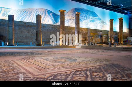 GAZIANTEP, TÜRKEI - 25. OKTOBER 2021: Zeugma Mosaic Museum Innenansicht. Gaziantep, Türkei. Das größte Mosaikmuseum der Welt. Stockfoto