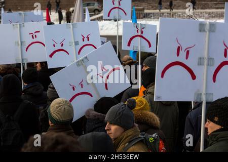 Moskau, Russland. Januar 2017. Demonstranten halten Plakate während eines Protestes auf dem Suworowskaja-Platz gegen angebliche Pläne der Moskauer Regierung, das derzeit größte Obus-System der Welt zu reduzieren Stockfoto