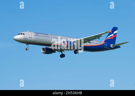 SANKT PETERSBURG, RUSSLAND - 08. AUGUST 2020: Airbus A321 'Konstantin Tsiolkovsky' (VQ-BEG) von Aeroflot - Russian Airlines vor der Landung auf dem Pulkovo Stockfoto