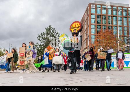 Coventry, Großbritannien. November 2021. Anlässlich der COP26-Konferenz in Glasgow fand heute in Coventry ein Klimaprotest statt. Etwa 100 Menschen protestierten im Stadtzentrum von Coventry, bevor sie nach Birmingham weiterreisten, um sich dem Protest anzuschließen. Quelle: AG News/Alamy Live News Stockfoto