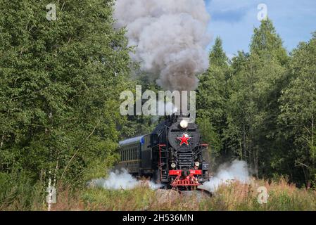 RUSKEALA, RUSSLAND - 15. AUGUST 2020: Touristischer Retrozug 'Ruskeala Express' an der Wende an einem sonnigen Augusttag. Karelien Stockfoto