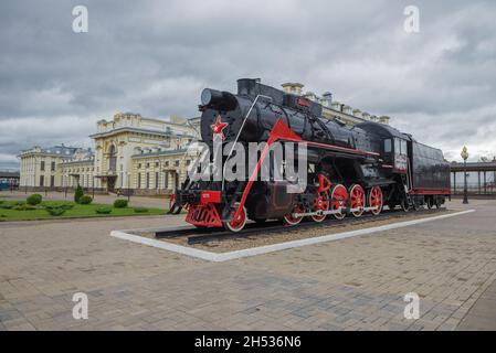 RYBINSK, RUSSLAND - 11. SEPTEMBER 2020: Ansicht der sowjetischen Dampflokomotive der L-Serie (Lebedjanka) und des Gebäudes des Bahnhofs Stockfoto