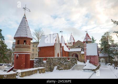 SOSNOVY BOR, RUSSLAND - 01. FEBRUAR 2021: Blick auf den Kinderspielplatz zu Ehren von Hans Christian Andersen (Andersengrad) an einem bewölkten Wintertag Stockfoto