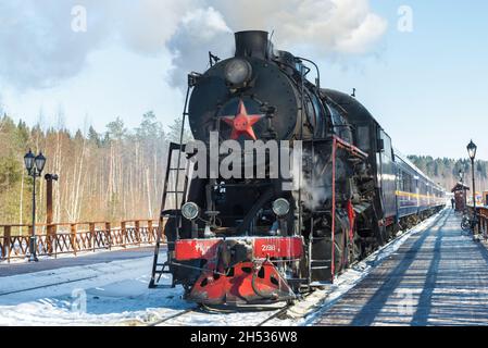 RUSKEALA, RUSSLAND - 10. MÄRZ 2021: Retrozug 'Ruskeala Express' am Bahnhof Ruskeala an einem sonnigen Märztag Stockfoto