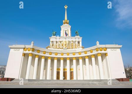 MOSKAU, RUSSLAND - 14. APRIL 2021: Zentralpavillon (Pavillon Nr. 1) Ausstellung der Errungenschaften der Volkswirtschaft Nahaufnahme sonniger Apriltag Stockfoto