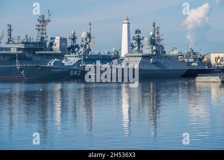 KRONSTADT, RUSSLAND - 11. AUGUST 2021: Raketenschiffe 'Green Dol' und 'Odintsovo' im Mittleren Hafen am sonnigen Morgen Stockfoto