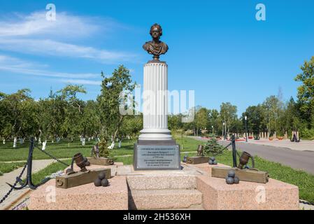 KRONSTADT, RUSSLAND - 11. AUGUST 2021: Denkmal für Peter den Großen im Patriot Park an einem sonnigen Augusttag Stockfoto