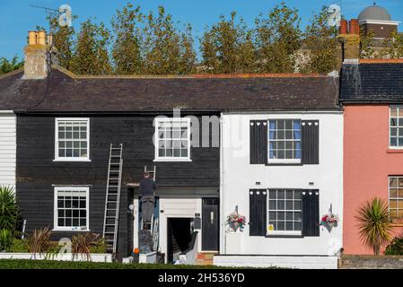 Altes, malerisches Hotel, das an der Küstenstraße in Southend on Sea, Essex, Großbritannien, verbessert wird. Schwarze Holzwetterplatte, mit Klapptafel verkleidet Stockfoto
