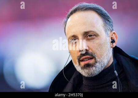 Stuttgart, Deutschland. November 2021. Fußball: Bundesliga, VfB Stuttgart - Arminia Bielefeld, Matchday 11, Mercedes-Benz Arena. Vor dem Spiel steht Stuttgarter Trainer Pellegrino Matarazzo im Stadion. Kredit: Tom Weller/dpa - WICHTIGER HINWEIS: Gemäß den Bestimmungen der DFL Deutsche Fußball Liga und/oder des DFB Deutscher Fußball-Bund ist es untersagt, im Stadion und/oder vom Spiel aufgenommene Fotos in Form von Sequenzbildern und/oder videoähnlichen Fotoserien zu verwenden oder zu verwenden./dpa/Alamy Live News Stockfoto