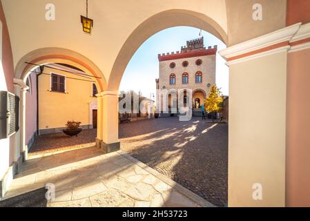 Barolo, Cuneo, Italien - 05. November 2021: Piazza Falletti mit dem Schloss Falletti, Sitz des WIMU-Weinmuseums, vom Bogen der Pfarrei chu aus gesehen Stockfoto