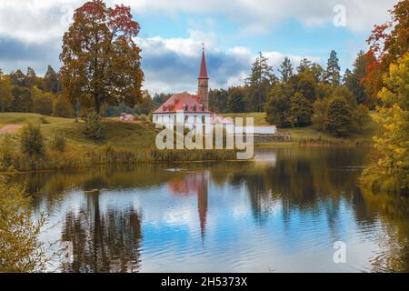 Alte Priorat Palast in der Herbstlandschaft. Gattschina, Russland Stockfoto