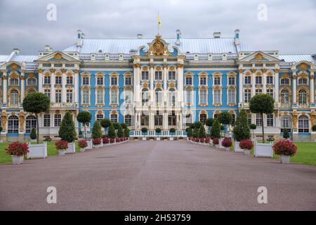 PUSCHKIN, RUSSLAND - 16. OKTOBER 2021: Fassade des Katharinenpalastes an einem düsteren Oktobertag. Tsarskoe Selo Stockfoto