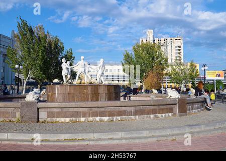 WOLGOGRAD, RUSSLAND - 19. SEPTEMBER 2021: Der berühmte rekonstruierte Brunnen 'Barmaley' (Kinderrundtanz) auf dem Bahnhofsplatz an einem sonnigen Septembertag Stockfoto