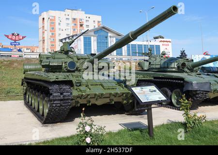 KAMENSK-SCHACHTINSKY, RUSSLAND - 04. OKTOBER 2021: Sowjetischer Haupttank T-80 mit Gasturbine in der Patriot Park Ausstellung an einem sonnigen Tag Stockfoto