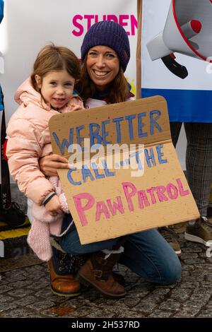 Belfast, Großbritannien. November 2021. COP26: 6. November 2021. Hunderter versammelten sich im Rathaus von Belfast zum Global Day for Climate Action Credit: Bonzo/Alamy Live News Stockfoto