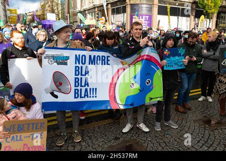 Belfast, Großbritannien. November 2021. COP26: 6. November 2021. Hunderter versammelten sich im Rathaus von Belfast zum Global Day for Climate Action Credit: Bonzo/Alamy Live News Stockfoto