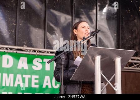 Belfast, Großbritannien. November 2021. COP26: 6. November 2021. Hunderter versammelten sich im Rathaus von Belfast zum Global Day for Climate Action Credit: Bonzo/Alamy Live News Stockfoto