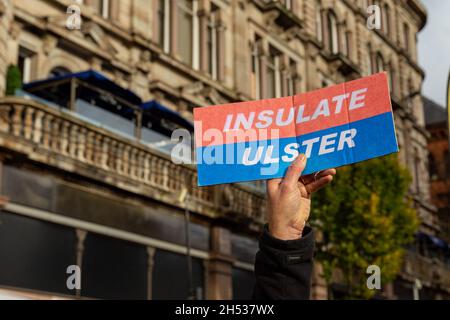 Belfast, Großbritannien. November 2021. COP26: 6. November 2021. Hunderter versammelten sich im Rathaus von Belfast zum Global Day for Climate Action Credit: Bonzo/Alamy Live News Stockfoto